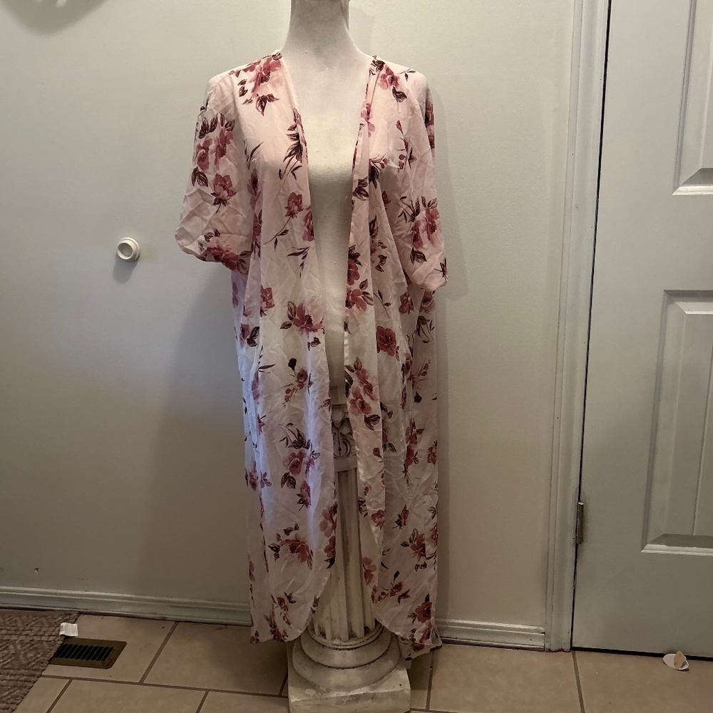 Torrid Pink Floral Chiffon  sheer cover up 1-2 1X/2X kimono Shaw 30% off w ♥️